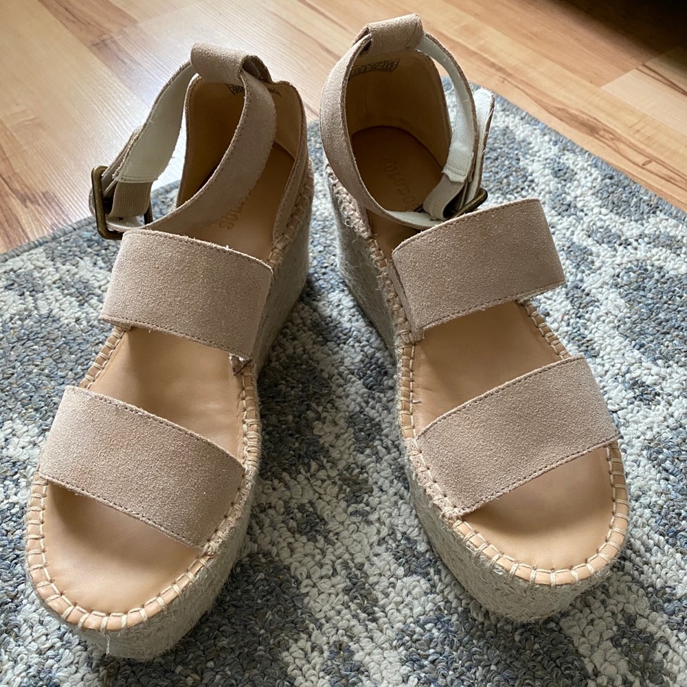 Saludos Nude Platform Sandals